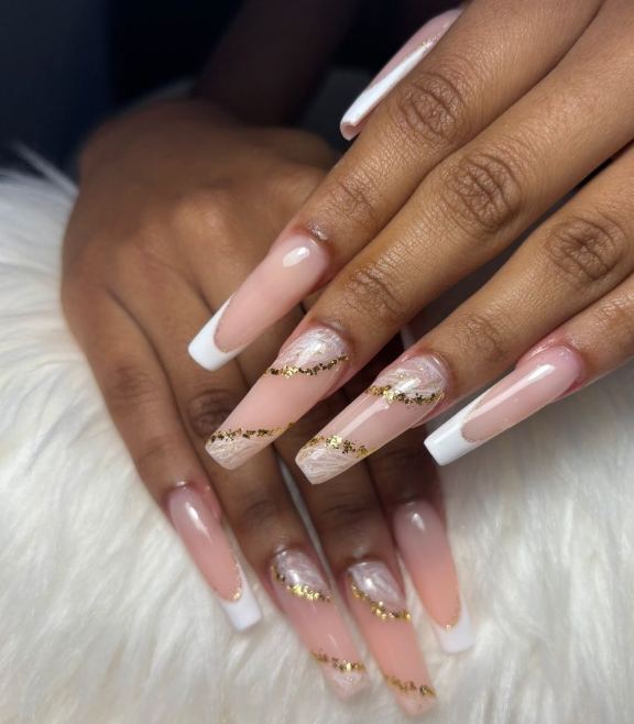Manicure francesa com dourado